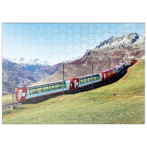puzzleplate Ein Express mit Panoramafenstern und Blick auf die Wiesen auf den Bergen und schneebedeckten Bergen unter blausonnigem Himmel in Andermatt, Uri, Schweiz 200 Puzzle