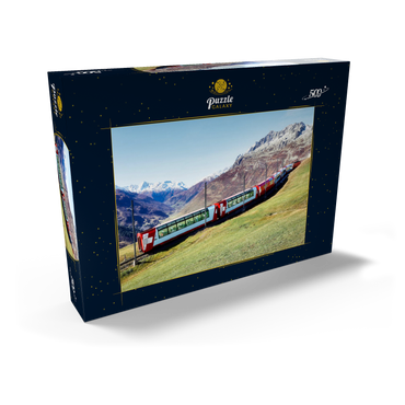 Ein Express mit Panoramafenstern und Blick auf die Wiesen auf den Bergen und schneebedeckten Bergen unter blausonnigem Himmel in Andermatt, Uri, Schweiz 500 Puzzle Schachtel Ansicht2