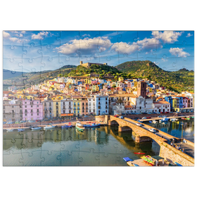 Darstellung des Puzzle Motivs Bosa mit farbigen Häusern und einer mittelalterlichen Burg, Sardinien, Italien - Puzzleteile: 100