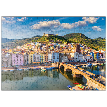 puzzleplate Luftblick auf das schöne Dorf Bosa mit farbigen Häusern und einer mittelalterlichen Burg. Bosa liegt im Nordwesten Sardiniens, Italien. Luftbild der bunten Häuser in Bosa Dorf, Sardegna. 200 Puzzle