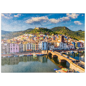 Darstellung des Puzzle Motivs Bosa mit farbigen Häusern und einer mittelalterlichen Burg, Sardinien, Italien - Puzzleteile: 200