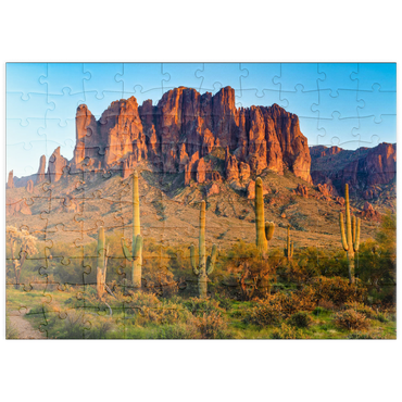 puzzleplate Die Superstitionsberge und die Wüstenlandschaft von Sonoran bei Sonnenuntergang im Lost Dutchman State Park, Arizona 100 Puzzle