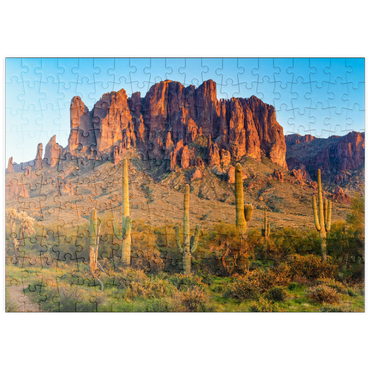 puzzleplate Die Superstitionsberge und die Wüstenlandschaft von Sonoran bei Sonnenuntergang im Lost Dutchman State Park, Arizona 200 Puzzle