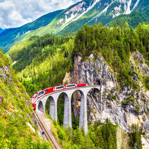Glacier Express auf dem Landwasserviadukt, Schweiz, dem Wahrzeichen der Schweizer Alpen. Der rote Bernina-Zug fährt auf der Eisenbahnbrücke in den Bergen. Luftaufnahme der Eisenbahn im Sommer. Schöne Alpenlandschaft 1000 Puzzle 3D Modell