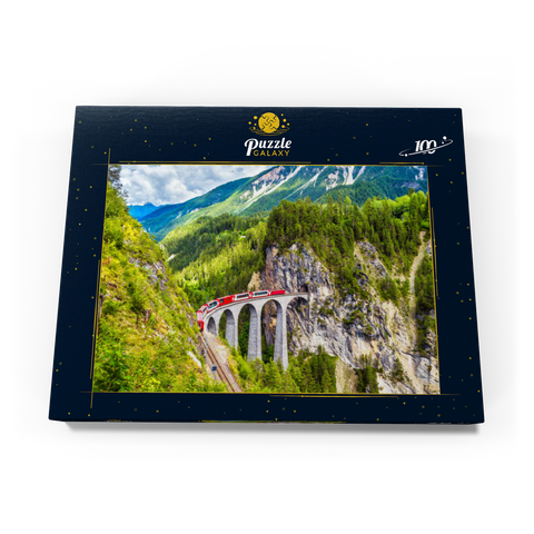 Glacier Express auf dem Landwasserviadukt, Schweiz, dem Wahrzeichen der Schweizer Alpen. Der rote Bernina-Zug fährt auf der Eisenbahnbrücke in den Bergen. Luftaufnahme der Eisenbahn im Sommer. Schöne Alpenlandschaft 100 Puzzle Schachtel Ansicht3