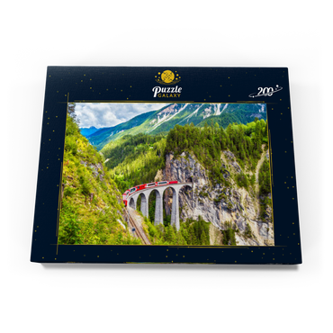 Glacier Express auf dem Landwasserviadukt, Schweiz, dem Wahrzeichen der Schweizer Alpen. Der rote Bernina-Zug fährt auf der Eisenbahnbrücke in den Bergen. Luftaufnahme der Eisenbahn im Sommer. Schöne Alpenlandschaft 200 Puzzle Schachtel Ansicht3