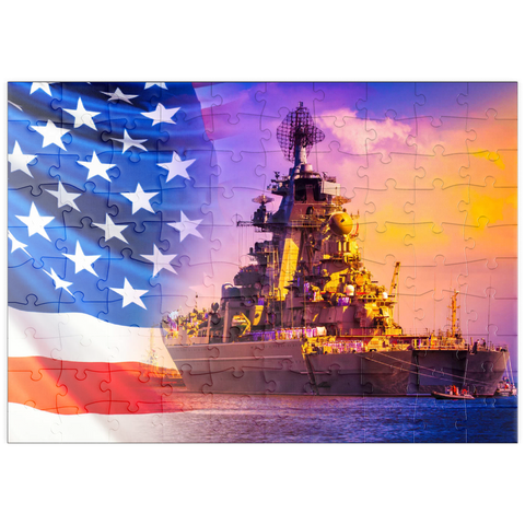 puzzleplate Militärparade amerikanischer Truppen. Ein Kriegsschiff mit Seeleuten auf Deck vor dem Hintergrund der US-Flagge. Amerikanische Flotte. Die Marinestreitkräfte Amerikas. Schutz der Wassergrenzen des Landes. 100 Puzzle
