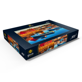 Darstellung des Puzzle Motivs Hummerboote und Dorf reflektieren im stillen Wasser des Tages - Puzzleteile: 1000