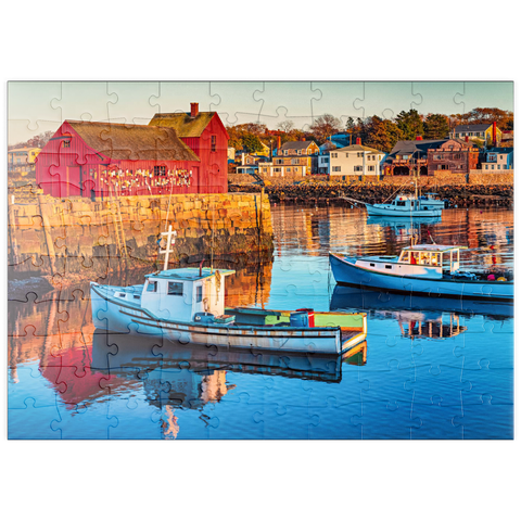 puzzleplate Rockport Hafen in Massachusetts mit seinen Hummerbooten und Dorf reflektieren im stillen Wasser des Tages. Die Farben geben der Stadt ein nostalgisches Gefühl. 100 Puzzle