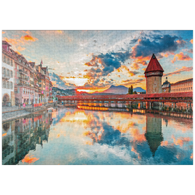 Darstellung des Puzzle-Motivs Sonnenuntergang im historischen Stadtzentrum von Luzern mit der berühmten Kapellbrücke – Puzzleteile: 1000