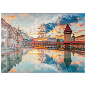 Darstellung des Puzzle Motivs Sonnenuntergang im historischen Stadtzentrum von Luzern mit der berühmten Kapellbrücke - Puzzleteile: 100
