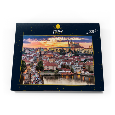 Prag - Tschechische Republik - Sonnenuntergang oder Sonnenaufgang Blick auf die Karlsbrücke und die Prager Burg über Moldau und das historische Zentrum von Prag, Gebäude und Wahrzeichen der Altstadt 100 Puzzle Schachtel Ansicht3