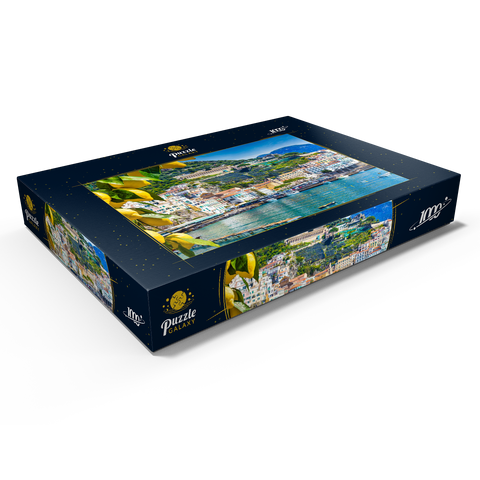 Panoramasicht auf den wunderschönen Amalfi auf Hügeln, die zur Küste hinunter führen, Kampanien, Italien. Die Amalfiküste ist das beliebteste Reise- und Urlaubsziel in Europa. Reife gelbe Zitronen im Vordergrund. 1000 Puzzle Schachtel Ansicht1