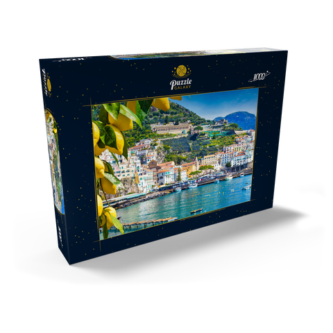 Panoramasicht auf den wunderschönen Amalfi auf Hügeln, die zur Küste hinunter führen, Kampanien, Italien. Die Amalfiküste ist das beliebteste Reise- und Urlaubsziel in Europa. Reife gelbe Zitronen im Vordergrund. 1000 Puzzle Schachtel Ansicht2
