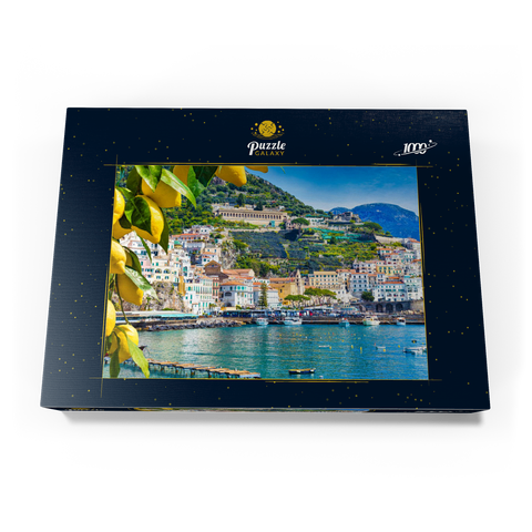Panoramasicht auf den wunderschönen Amalfi auf Hügeln, die zur Küste hinunter führen, Kampanien, Italien. Die Amalfiküste ist das beliebteste Reise- und Urlaubsziel in Europa. Reife gelbe Zitronen im Vordergrund. 1000 Puzzle Schachtel Ansicht3