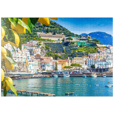 puzzleplate Panoramasicht auf den wunderschönen Amalfi auf Hügeln, die zur Küste hinunter führen, Kampanien, Italien. Die Amalfiküste ist das beliebteste Reise- und Urlaubsziel in Europa. Reife gelbe Zitronen im Vordergrund. 1000 Puzzle