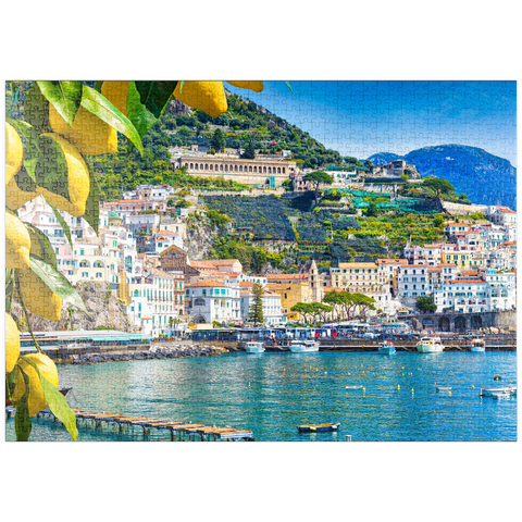 puzzleplate Panoramasicht auf den wunderschönen Amalfi auf Hügeln, die zur Küste hinunter führen, Kampanien, Italien. Die Amalfiküste ist das beliebteste Reise- und Urlaubsziel in Europa. Reife gelbe Zitronen im Vordergrund. 1000 Puzzle