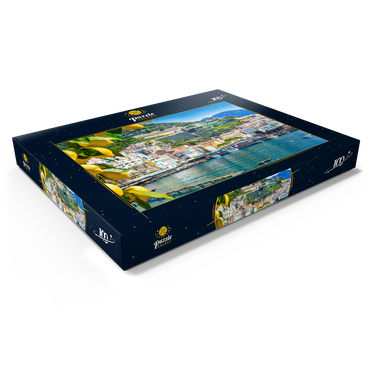 Panoramasicht auf den wunderschönen Amalfi auf Hügeln, die zur Küste hinunter führen, Kampanien, Italien. Die Amalfiküste ist das beliebteste Reise- und Urlaubsziel in Europa. Reife gelbe Zitronen im Vordergrund. 100 Puzzle Schachtel Ansicht1