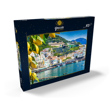 Panoramasicht auf den wunderschönen Amalfi auf Hügeln, die zur Küste hinunter führen, Kampanien, Italien. Die Amalfiküste ist das beliebteste Reise- und Urlaubsziel in Europa. Reife gelbe Zitronen im Vordergrund. 100 Puzzle Schachtel Ansicht2