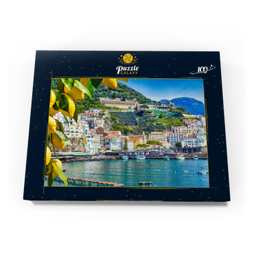 Panoramasicht auf den wunderschönen Amalfi auf Hügeln, die zur Küste hinunter führen, Kampanien, Italien. Die Amalfiküste ist das beliebteste Reise- und Urlaubsziel in Europa. Reife gelbe Zitronen im Vordergrund. 100 Puzzle Schachtel Ansicht3