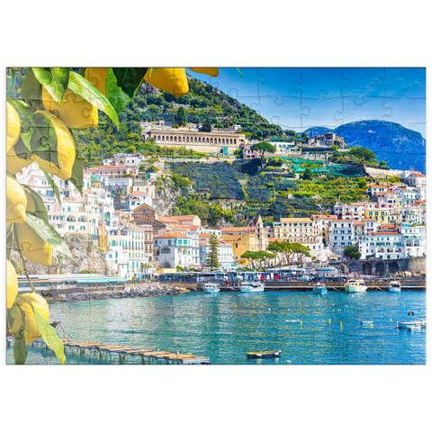 puzzleplate Panoramasicht auf den wunderschönen Amalfi auf Hügeln, die zur Küste hinunter führen, Kampanien, Italien. Die Amalfiküste ist das beliebteste Reise- und Urlaubsziel in Europa. Reife gelbe Zitronen im Vordergrund. 100 Puzzle