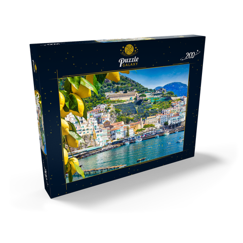 Panoramasicht auf den wunderschönen Amalfi auf Hügeln, die zur Küste hinunter führen, Kampanien, Italien. Die Amalfiküste ist das beliebteste Reise- und Urlaubsziel in Europa. Reife gelbe Zitronen im Vordergrund. 200 Puzzle Schachtel Ansicht2