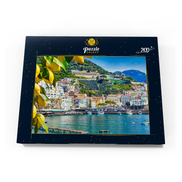 Panoramasicht auf den wunderschönen Amalfi auf Hügeln, die zur Küste hinunter führen, Kampanien, Italien. Die Amalfiküste ist das beliebteste Reise- und Urlaubsziel in Europa. Reife gelbe Zitronen im Vordergrund. 200 Puzzle Schachtel Ansicht3