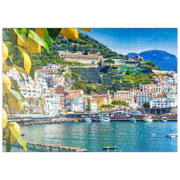 puzzleplate Panoramasicht auf den wunderschönen Amalfi auf Hügeln, die zur Küste hinunter führen, Kampanien, Italien. Die Amalfiküste ist das beliebteste Reise- und Urlaubsziel in Europa. Reife gelbe Zitronen im Vordergrund. 500 Puzzle