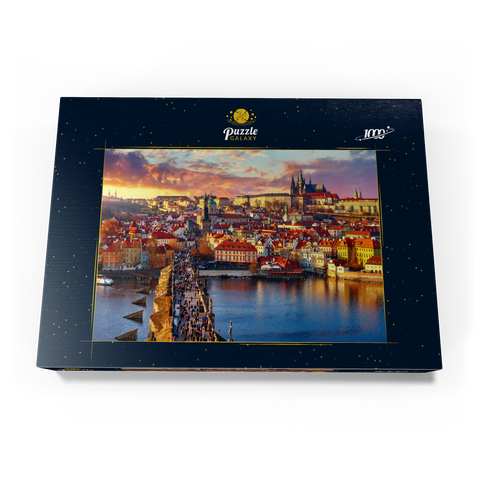 Panoramaaussicht oben auf der Karlsbrücke Prager Burg und Fluss Moldau Prag Tschechische Republik. Malerische Landschaft mit sonnigen Altstädter Häusern mit roten, tegularen Dächern und Bachturm. 1000 Puzzle Schachtel Ansicht3