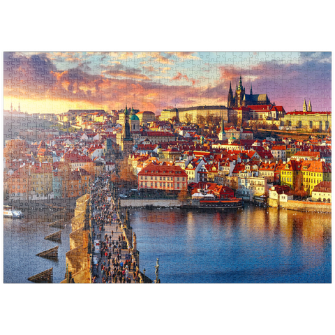 puzzleplate Panoramaaussicht oben auf der Karlsbrücke Prager Burg und Fluss Moldau Prag Tschechische Republik. Malerische Landschaft mit sonnigen Altstädter Häusern mit roten, tegularen Dächern und Bachturm. 1000 Puzzle