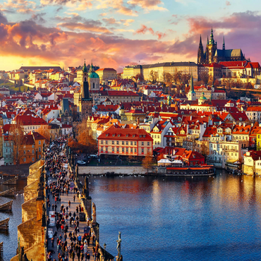 Panoramaaussicht oben auf der Karlsbrücke Prager Burg und Fluss Moldau Prag Tschechische Republik. Malerische Landschaft mit sonnigen Altstädter Häusern mit roten, tegularen Dächern und Bachturm. 1000 Puzzle 3D Modell