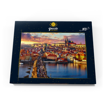 Panoramaaussicht oben auf der Karlsbrücke Prager Burg und Fluss Moldau Prag Tschechische Republik. Malerische Landschaft mit sonnigen Altstädter Häusern mit roten, tegularen Dächern und Bachturm. 100 Puzzle Schachtel Ansicht3