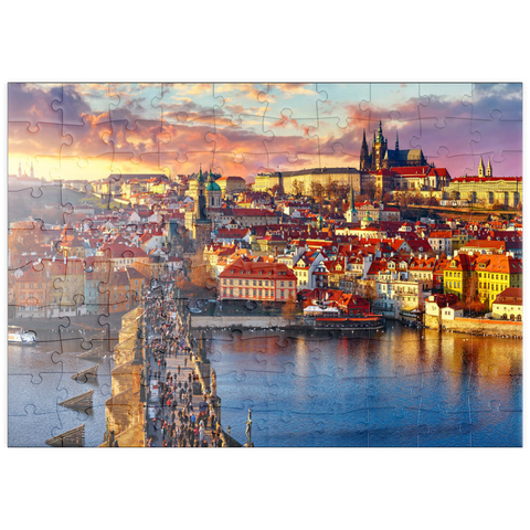puzzleplate Panoramaaussicht oben auf der Karlsbrücke Prager Burg und Fluss Moldau Prag Tschechische Republik. Malerische Landschaft mit sonnigen Altstädter Häusern mit roten, tegularen Dächern und Bachturm. 100 Puzzle
