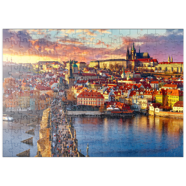 puzzleplate Panoramaaussicht oben auf der Karlsbrücke Prager Burg und Fluss Moldau Prag Tschechische Republik. Malerische Landschaft mit sonnigen Altstädter Häusern mit roten, tegularen Dächern und Bachturm. 200 Puzzle