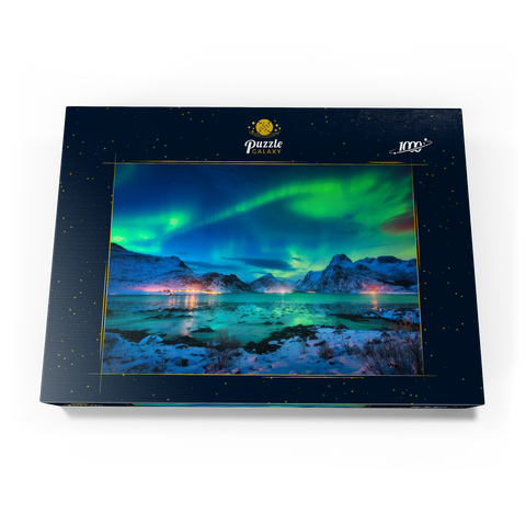 Aurora borealis über der Meeresküste, schneebedeckte Berge und Lichter der Stadt nachts. Nordlichter auf den Lofoten-Inseln, Norwegen. Sternenhimmel mit Polarlichtern. Winterlandschaft mit im Wasser reflektiertem Polarlicht 1000 Puzzle Schachtel Ansicht3