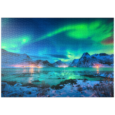 puzzleplate Aurora borealis über der Meeresküste, schneebedeckte Berge und Lichter der Stadt nachts. Nordlichter auf den Lofoten-Inseln, Norwegen. Sternenhimmel mit Polarlichtern. Winterlandschaft mit im Wasser reflektiertem Polarlicht 1000 Puzzle