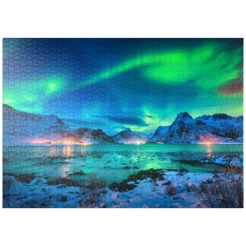 puzzleplate Aurora borealis über der Meeresküste, schneebedeckte Berge und Lichter der Stadt nachts. Nordlichter auf den Lofoten-Inseln, Norwegen. Sternenhimmel mit Polarlichtern. Winterlandschaft mit im Wasser reflektiertem Polarlicht 1000 Puzzle