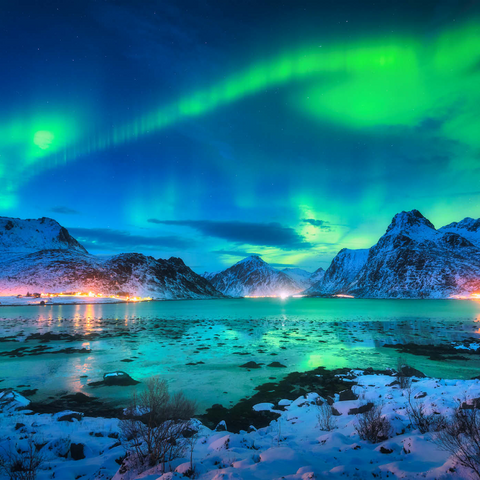 Aurora borealis über der Meeresküste, schneebedeckte Berge und Lichter der Stadt nachts. Nordlichter auf den Lofoten-Inseln, Norwegen. Sternenhimmel mit Polarlichtern. Winterlandschaft mit im Wasser reflektiertem Polarlicht 1000 Puzzle 3D Modell