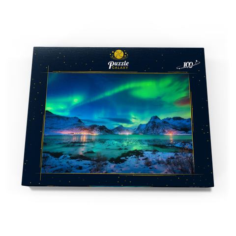 Aurora borealis über der Meeresküste, schneebedeckte Berge und Lichter der Stadt nachts. Nordlichter auf den Lofoten-Inseln, Norwegen. Sternenhimmel mit Polarlichtern. Winterlandschaft mit im Wasser reflektiertem Polarlicht 100 Puzzle Schachtel Ansicht3