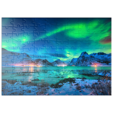 puzzleplate Aurora borealis über der Meeresküste, schneebedeckte Berge und Lichter der Stadt nachts. Nordlichter auf den Lofoten-Inseln, Norwegen. Sternenhimmel mit Polarlichtern. Winterlandschaft mit im Wasser reflektiertem Polarlicht 100 Puzzle