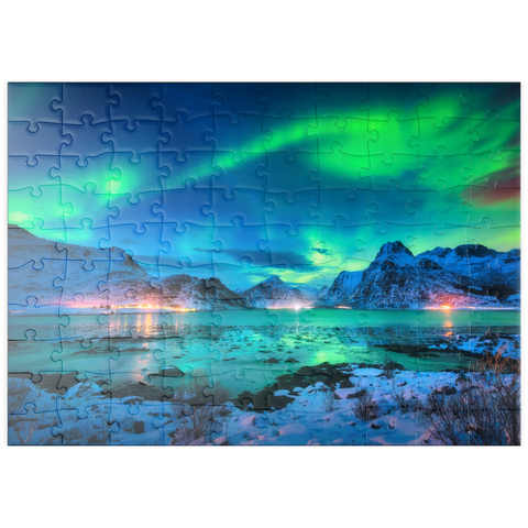 puzzleplate Aurora borealis über der Meeresküste, schneebedeckte Berge und Lichter der Stadt nachts. Nordlichter auf den Lofoten-Inseln, Norwegen. Sternenhimmel mit Polarlichtern. Winterlandschaft mit im Wasser reflektiertem Polarlicht 100 Puzzle