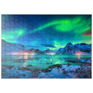 puzzleplate Aurora borealis über der Meeresküste, schneebedeckte Berge und Lichter der Stadt nachts. Nordlichter auf den Lofoten-Inseln, Norwegen. Sternenhimmel mit Polarlichtern. Winterlandschaft mit im Wasser reflektiertem Polarlicht 200 Puzzle