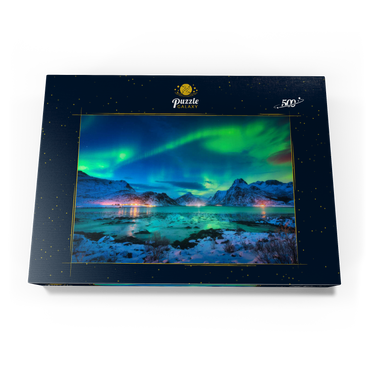 Aurora borealis über der Meeresküste, schneebedeckte Berge und Lichter der Stadt nachts. Nordlichter auf den Lofoten-Inseln, Norwegen. Sternenhimmel mit Polarlichtern. Winterlandschaft mit im Wasser reflektiertem Polarlicht 500 Puzzle Schachtel Ansicht3