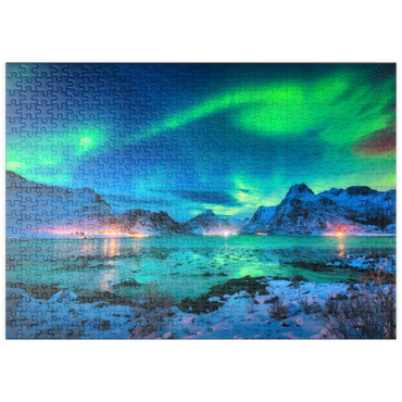 puzzleplate Aurora borealis über der Meeresküste, schneebedeckte Berge und Lichter der Stadt nachts. Nordlichter auf den Lofoten-Inseln, Norwegen. Sternenhimmel mit Polarlichtern. Winterlandschaft mit im Wasser reflektiertem Polarlicht 500 Puzzle
