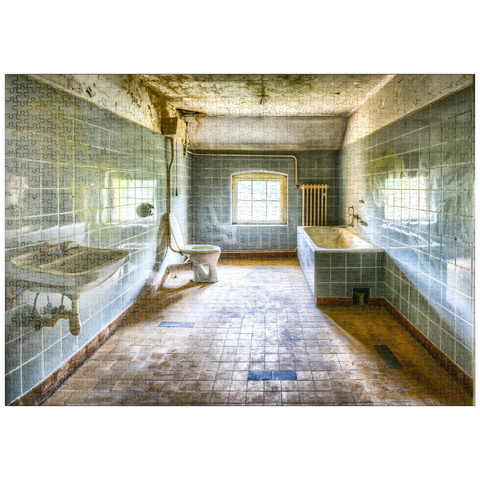 puzzleplate Renoviertes und schmutziges Badezimmer mit blauen Fliesen in einem alten verlassenen Haus 1000 Puzzle