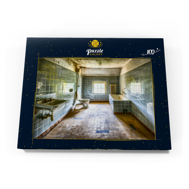 Renoviertes und schmutziges Badezimmer mit blauen Fliesen in einem alten verlassenen Haus 100 Puzzle Schachtel Ansicht3