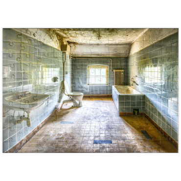 puzzleplate Renoviertes und schmutziges Badezimmer mit blauen Fliesen in einem alten verlassenen Haus 100 Puzzle