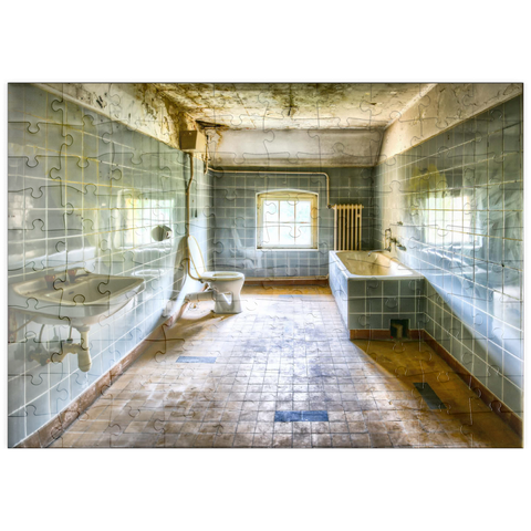 puzzleplate Renoviertes und schmutziges Badezimmer mit blauen Fliesen in einem alten verlassenen Haus 100 Puzzle
