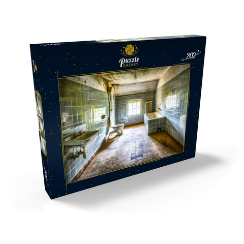 Renoviertes und schmutziges Badezimmer mit blauen Fliesen in einem alten verlassenen Haus 200 Puzzle Schachtel Ansicht2