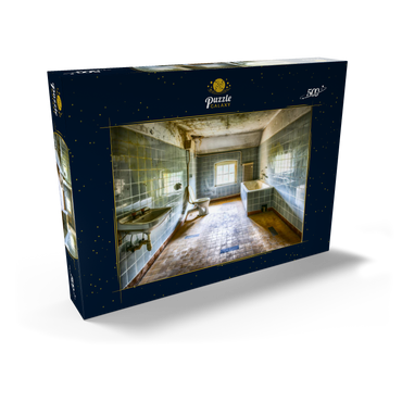 Renoviertes und schmutziges Badezimmer mit blauen Fliesen in einem alten verlassenen Haus 500 Puzzle Schachtel Ansicht2